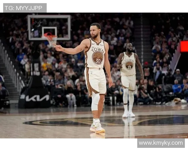 库里场上举动引发球迷热议 多方观点纷纷涌现争议不断 库里场上举动引发球迷热议 多方观点纷纷涌现争议不断